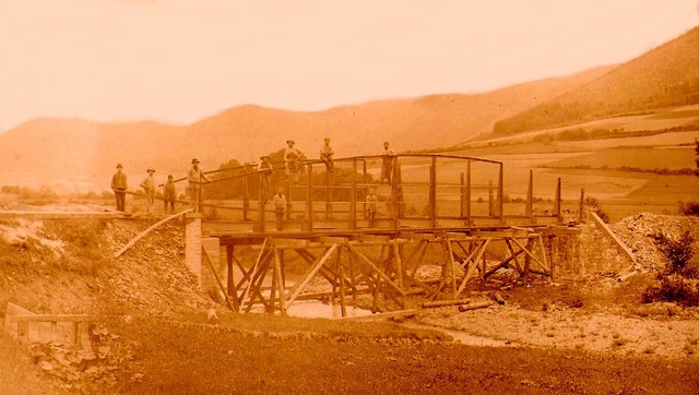Das Foto im Besitz von Eduard Rickelhoff: Der Bau der Lennebrücke in Gleierbrück zu Beginn des 20. Jahrhunderts
