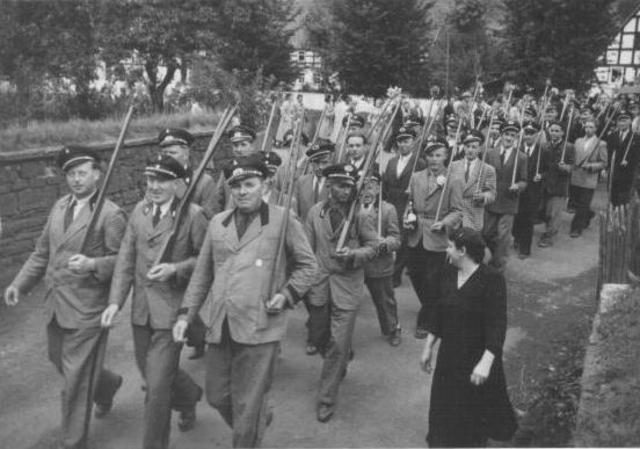 Schützenfest 1949. Schützenkönig war Leopold Hennes (Leopolds), vordere Reihe, Mitte.