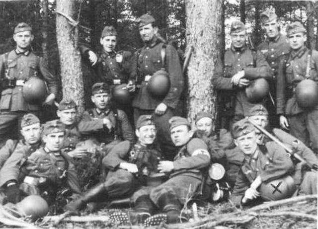 Vordere Reihe rechts (mit dem „X” auf dem Helm) der Vermisste Heribert Gastreich
