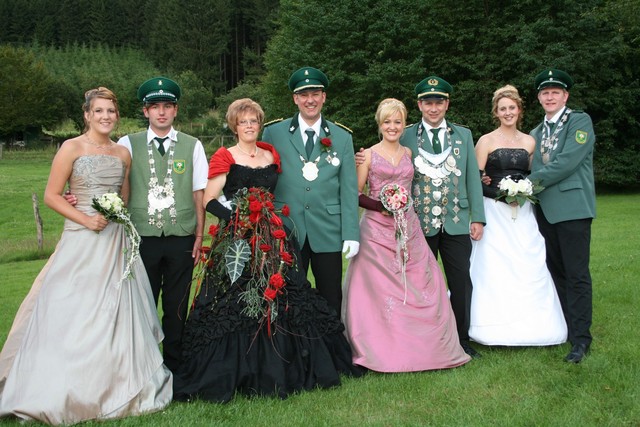 Jungschützenkönig Patrick Oberste mit Lorena Hyss, der neue Kaiser Gregor und Petra Heimes,  der Schützenkönig Tobias und Carina Würde und Stadtschützenkönig Thorsten und Sonja Kathol.