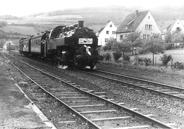 86 507 (Bw Altenhundem) verlässt mit dem letzten Personenzug Altenhundem – Wenholthausen den Bahnhof von Saalhausen am 30. Mai 1964.