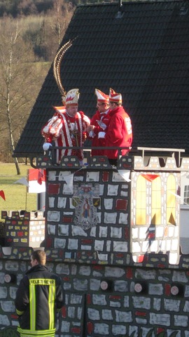 Der Rosenmontagszug bei strahlend blauem Himmel