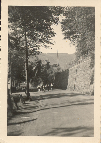 Auf dem Weg zum Sportplatz. 