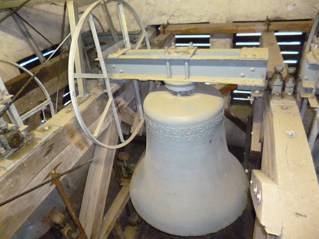 Die größte Glocke hat ein Gewicht von 22 Zentnern und ist St. Michael geweiht. Sie trägt die Inschrift „Ertöne zum Gedächtnis der Toten beider Weltkriege 1914 / 18 und 1939 / 45.”