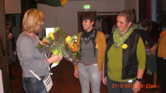 Die Jubilarinnen Ulrike Kremer (Mitte) und Andrea Schmies (rechts)