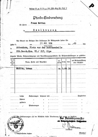 Auf diese „Pferde-Einberufung” aus dem Jahr 1939 hatte Franz Metten sein Pferd Moritz am 26.08.1939 (samt Futter für drei Tage) in Attendorn zu stellen. Ein Begleitschreiben ändert den Gestellungsort auf Altenhundem, Vorplatz der Sauerlandhalle.