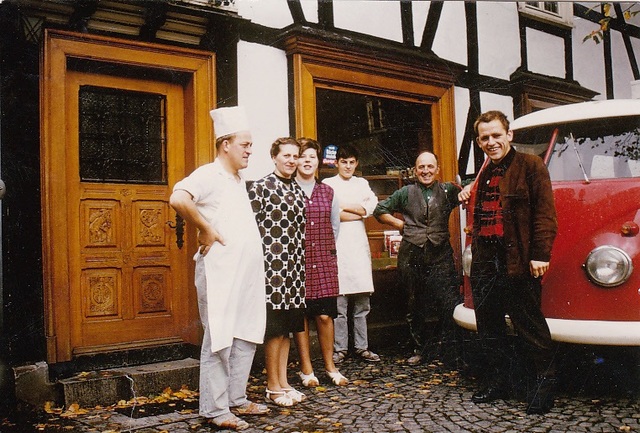 Vor dem alten Ladengeschäft: Antonius Heimes, Josefa Heimes, zwei Azubis, Großvater Gregor Heimes und Franz-Josef (Franjo) Heimes (v.l.)