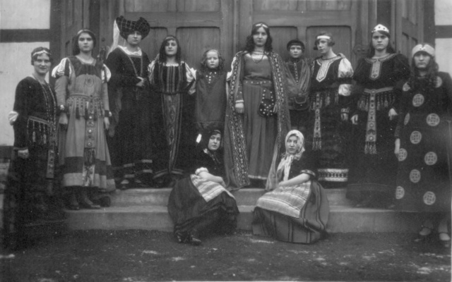 Laienspielgruppe vor der Schützenhalle