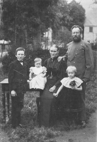 Dieses Foto wurde im Jahre 1896 aufgenommen. Es zeigt die Familie Hennes. Die Eltern Franz und Theresia Hennes mit ihren Kindern (v.l.n.r.:) Toni, Josef und Maria.