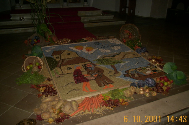 2001 Thema St. Jodokus. Oben rechts 2002 Thema Muttergottes.