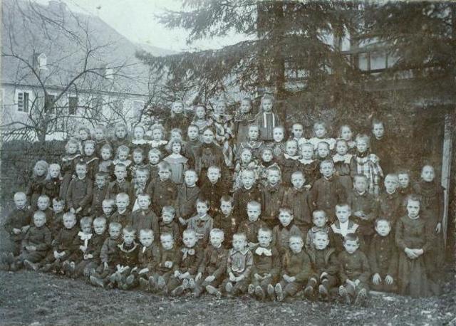 Das Foto zeigt den Jahrgang 1906 der Saalhauser Volksschüler, mit der Lehrerin Josephine Henke und Lehrer Ludwig Esleben. Die Namen der Schulkinder konnten einige unser Leserinnen und Leser zuordnen (vgl. Saalhauser Bote Nr. 27, Herbstausgabe 2010).