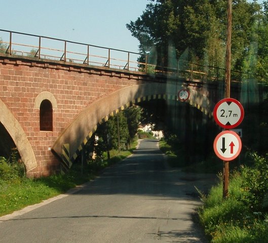 Der Bus mit einer Höhe von 3,50 Metern passte dennoch unter der Brücke durch!