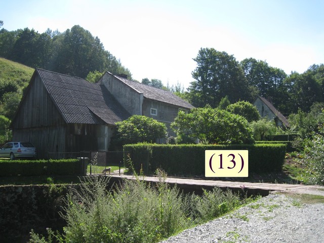 Hof mit Ausgedinge von Oswald Wagner †.(9) Christa Leipelt vor dem Ausgedinge (Ruhesitz). (10) Vater von Gisela Hein (Birke) (11) . Das Haus von  Hein zerfällt. (12) Haus von Familie Hampel (13). Ein friedliches schönes Dörfchen, Saalhausen sehr ähnlich. 