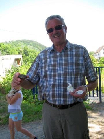 Heinz Olbrich fischte einen    Stein als   Andenken aus    dem Fluss. So wie auf alten Fotos des Vaters, fand er den Hof nicht mehr vor.