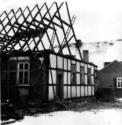 1954: Der Abriss der alten Schule, die zwischen der Bäckerei Hennes und dem Pastorat stand, vgl. Saalhauser Bote Nr. 13, Ausgabe 2/2003. Laut der Saalhauser Chronik 1981 diente das Jugendheim als Schulgebäude, bevor die alte Schule neben 