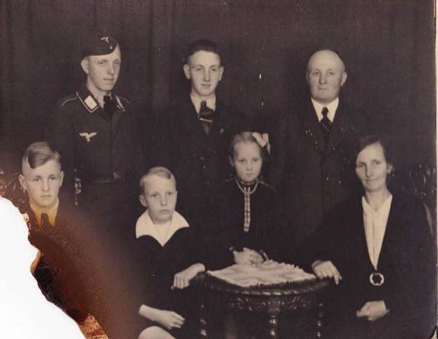 Dieses Familienfoto ist aus dem brennenden Haus gerettet worden und hat dabei am unteren linken Rand Brandspuren abbekommen