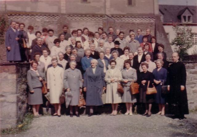Ein Ausflug mit Frauen zum Hermannsdenkmal Ende der 1950er Jahre mit Pastor Willy Hennes (Druikens)