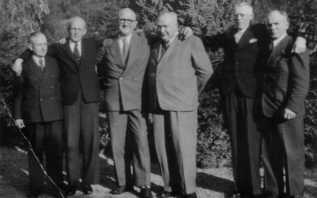 Jahrgangstreffen: V.l.: Alfons Rameil, Franz Döbbener, Josef Rameil (Lindlar), Emil Zimmermann, Paul Hessmann, Wilhelm Lutter (Gleierbrück). Das Datum der Aufnahme ist unbekannt.