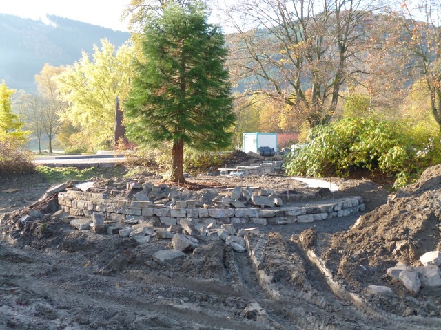 Naturstein-Arbeiten im alten Teich an der Insel