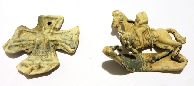 Aus Blei gegossen: Ein Ritter mit Pferd und eine Nachbildung des Eisernen Kreuzes. Das Eiserne Kreuz wurde in der preußischen Armee seit den napoleonischen Freiheitskriegen und später in der deutschen Armee als Auszeichnung verliehen