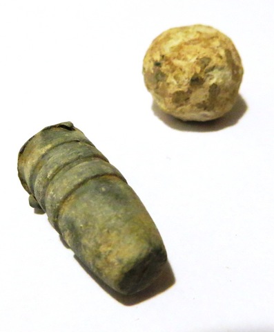 Eine Bleikugel, Durchmesser ca. 14 mm und ein Bleigeschoss aus Vorderlader Gewehren